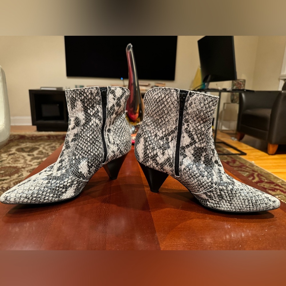 ❤️ NWT GABRIELLA Black&White leather ankle booties in Classic snakeskin Style